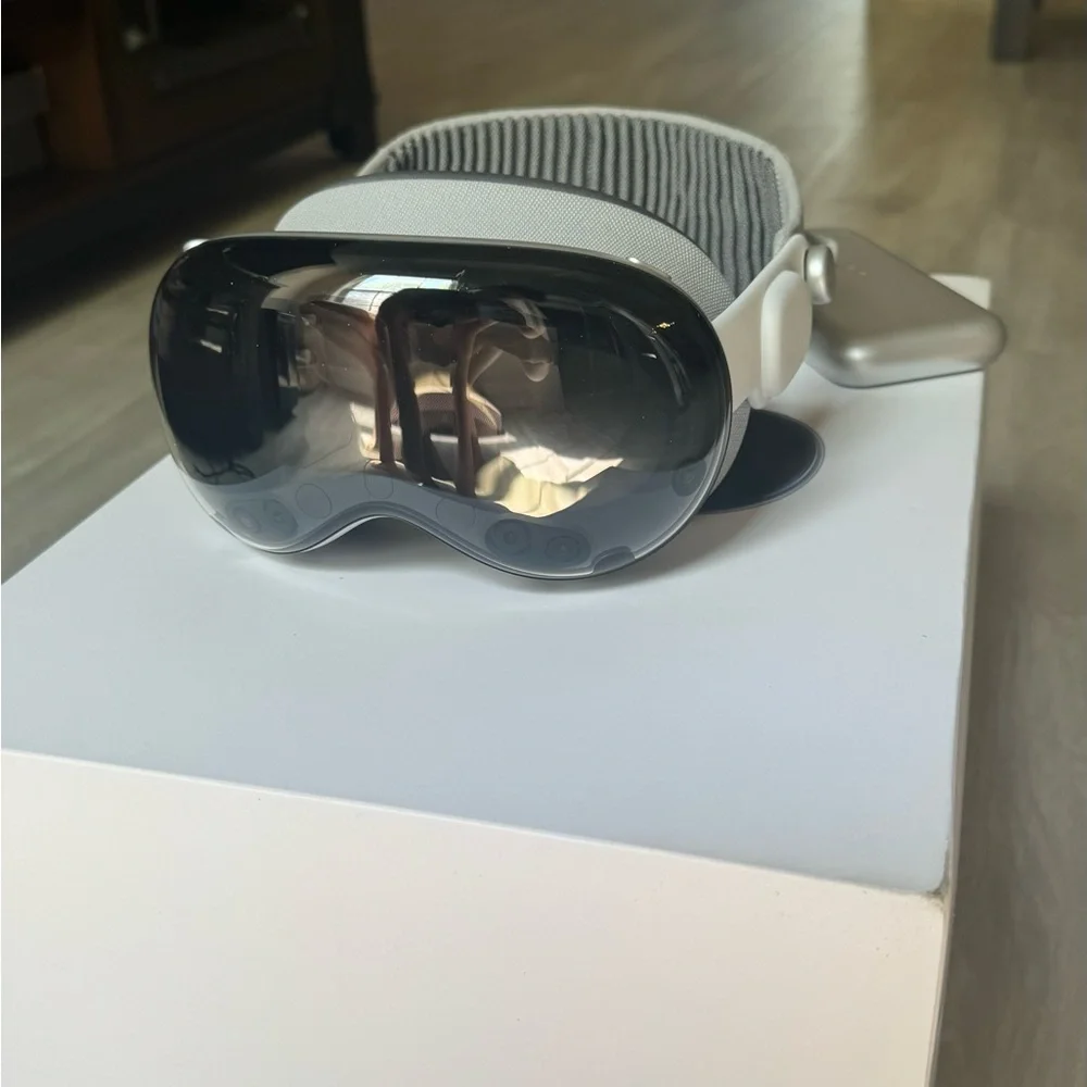 Apple Vision Pro Headset - Black and Silver